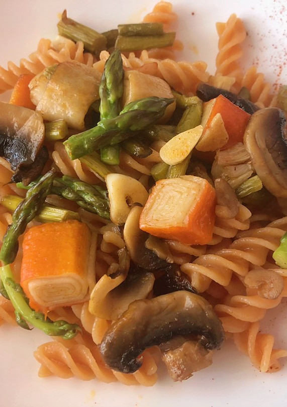 Una foto de Espirales (de lenteja) con espárragos, champiñones y bocas de mar