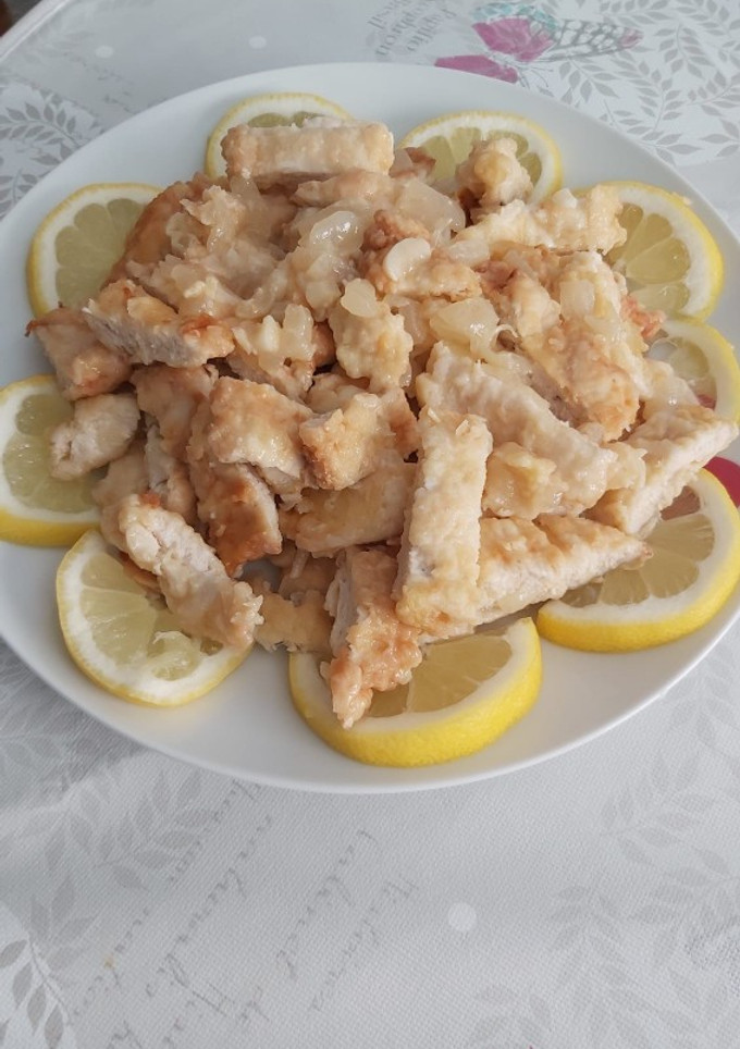 Una foto de Tiras de pollo al limón