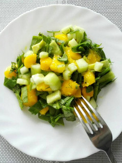 Una foto de Ensalada de mango, espinaca y aguacate
