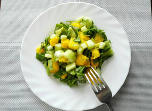 Una foto de Ensalada de mango, espinaca y aguacate
