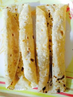 ખાંડ રોટી રોલ (Sugar Roti Roll Recipe In Gujarati) રેસીપી મુખ્ય ફોટો