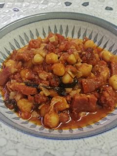 Una foto de Menudo con garbanzos y punta de jamón a la hierbabuena