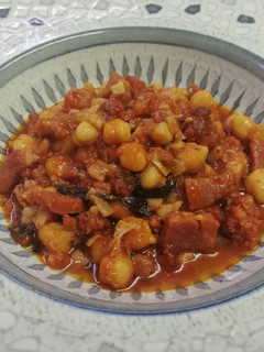 Una foto de Menudo con garbanzos y punta de jamón a la hierbabuena