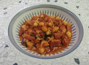 Foto principal de Menudo con garbanzos y punta de jamón a la hierbabuena