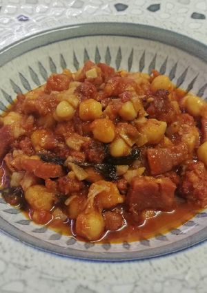 Una foto de Menudo con garbanzos y punta de jamón a la hierbabuena