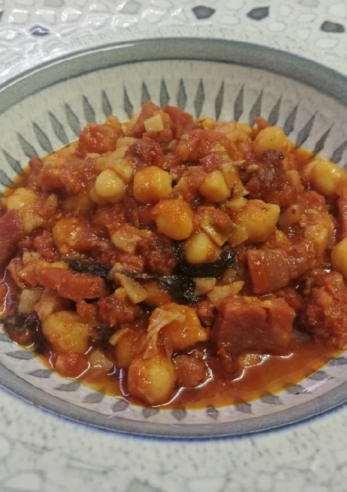 Una foto de Menudo con garbanzos y punta de jamón a la hierbabuena