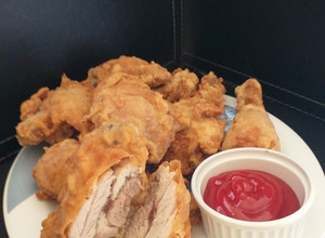 Una foto de Pollo imitación KFC