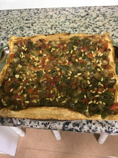 Una foto de Coca de hojaldre y verduras