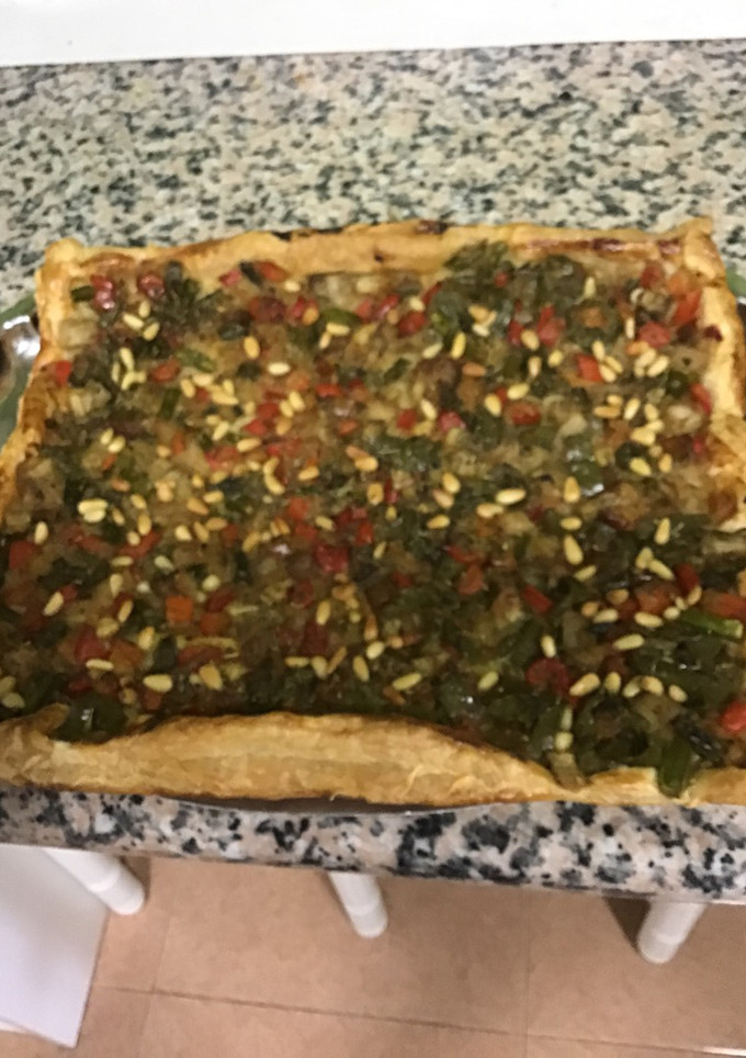 Una foto de Coca de hojaldre y verduras