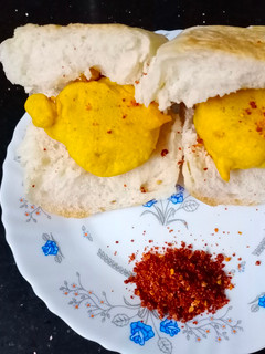 वडापाव (vada pav recipe in marathi) रेसिपी चे मुख्य फोटो