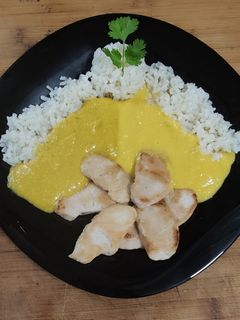 Una foto de Solomillo de pavo con salsas de mango y curry y arroz 🍚🦃🥭