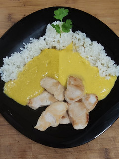 Una foto de Solomillo de pavo con salsas de mango y curry y arroz 🍚🦃🥭