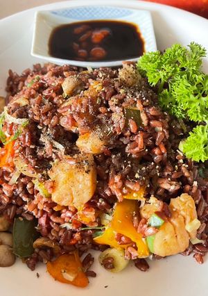 Hình của món Cơm gạo lứt xào xiên que nướng.