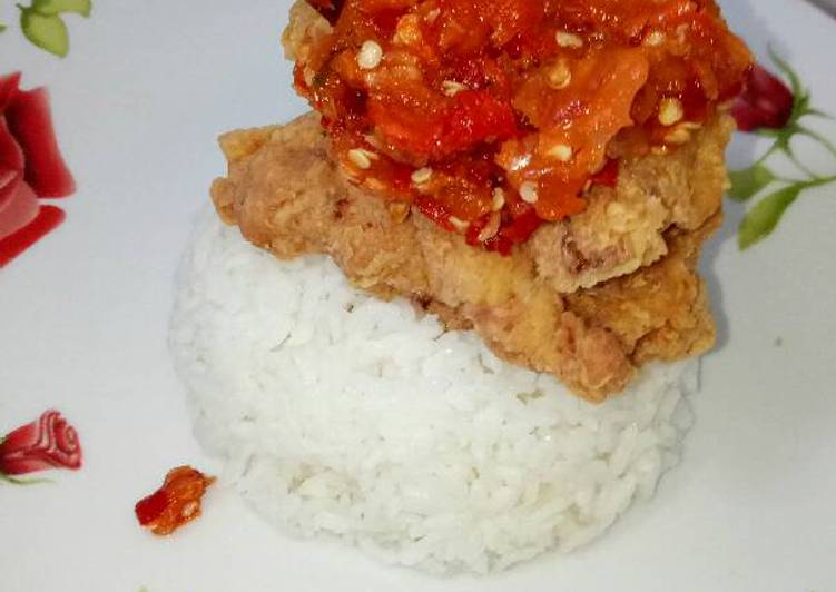 Resep Ayam cabe geprek oleh khatlin cahayati - Cookpad