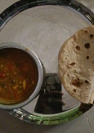 A picture of Aloo matar.