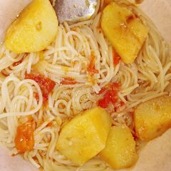 A picture of Spaghetti with potatoes.