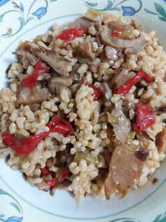 Una foto de Arroz integral con ajetes y setas🍄