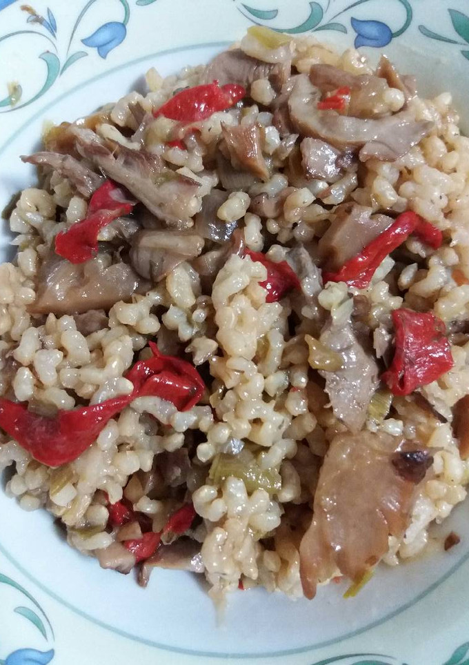 Una foto de Arroz integral con ajetes y setas🍄