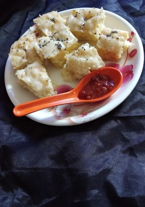 A picture of Rava poha dhokla.