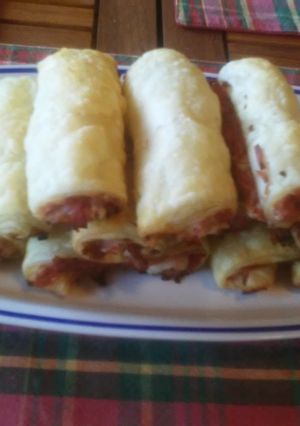 Sonkás-sajtos leveles tészta tekercs recept fotója