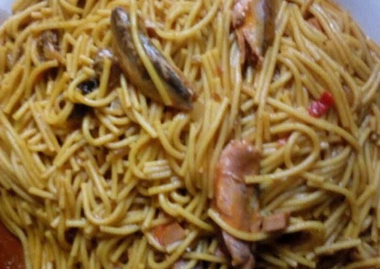 How to Prepare Favorite Jollof spaghetti with geisha