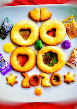স্টেইন্ড গ্লাস কুকিজ (staint glass cookies recipe in Bengali) রেসিপির প্রধান ছবি