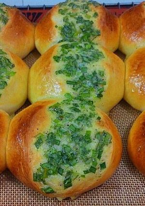 Hình của món Bánh mì ngọt nhân hành.