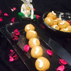 A picture of Besan ke dry fruit ladoo.
