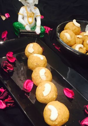 A picture of Besan ke dry fruit ladoo.