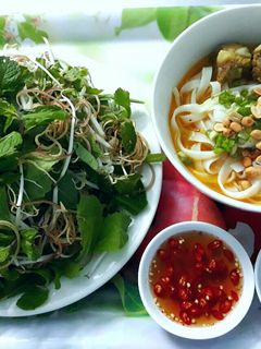 Hình của món Mì quảng sườn.