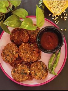 मुंग वडे. (moong vade recipe in marathi) रेसिपी चे मुख्य फोटो