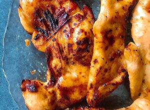 Hình của món Ức Gà Nướng Vị Xá Xíu.