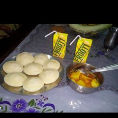 A picture of Rawa idli.