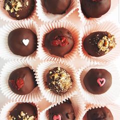 A picture of Chocolate cookie truffles.