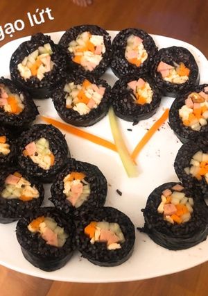 Hình của món Kimbap gạo lứt.