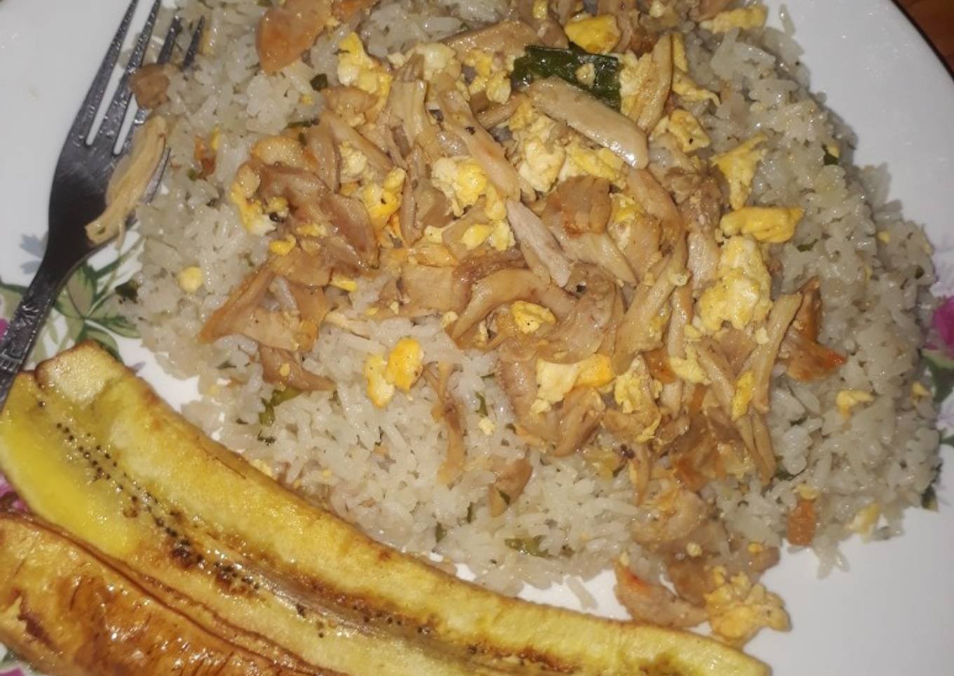 Arroz frito con culantro y pollo