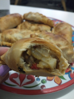 Una foto de Empanadas de carne cortada a cuchillo