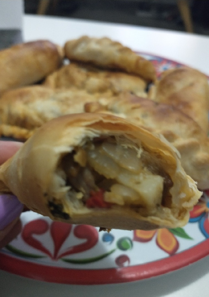 Una foto de Empanadas de carne cortada a cuchillo