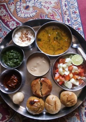 दाल बाटी (Dal Baati Recipe in Hindi) रेसिपी मुख्य फोटो