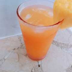 Una foto de Jugo de piña 🍍 colada
