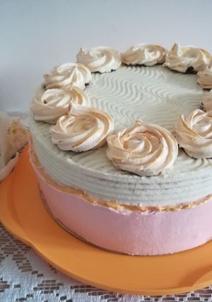 Zdjęcie przepisu Tort urodzinowy z galaretką i bezowymi rozetkami.