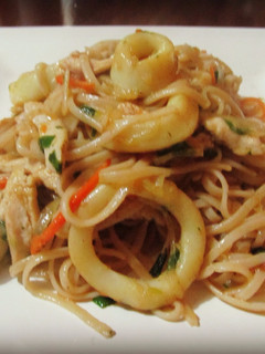 Una foto de Tallarines al wok con calamar y pollo