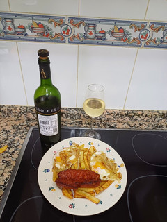 Una foto de Patatas con huevo fritos, cebolla y chorizo