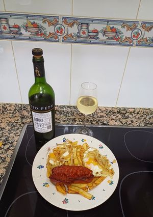 Una foto de Patatas con huevo fritos, cebolla y chorizo