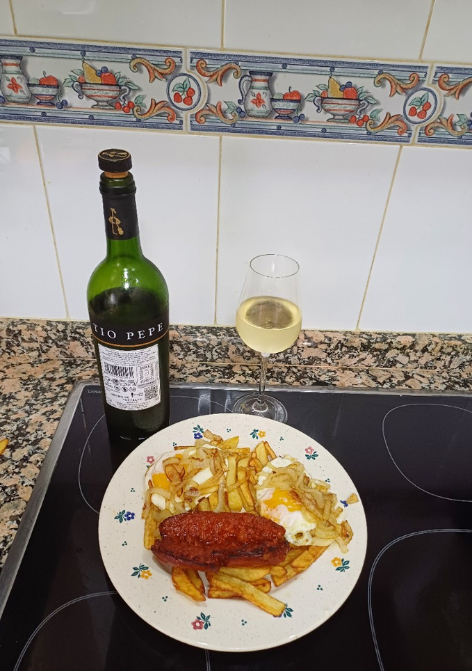 Una foto de Patatas con huevo fritos, cebolla y chorizo