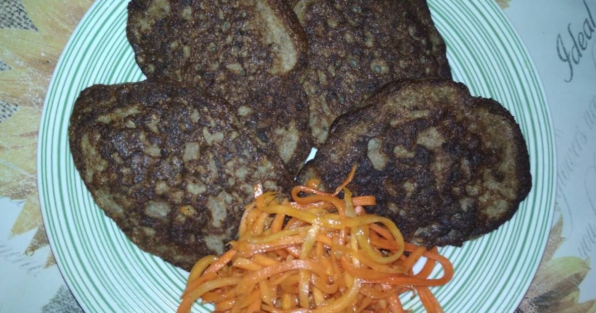 Оладьи из печени куриной пышные на сковороде. Печеночные оладьи. Оладьи из печени. Оладьи из печени куриной пышные. Оладьи из печени куриной с манкой.