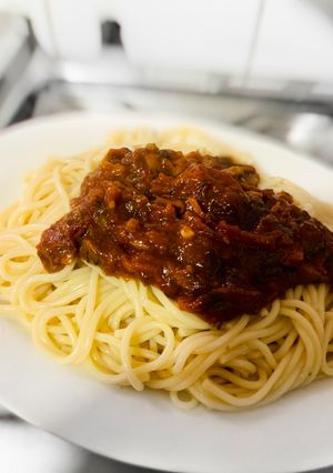 Una foto de Tallarines con salsa de champiñones 🥘