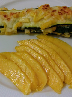 Una foto de Lasaña de calabacín con mango y melocotón