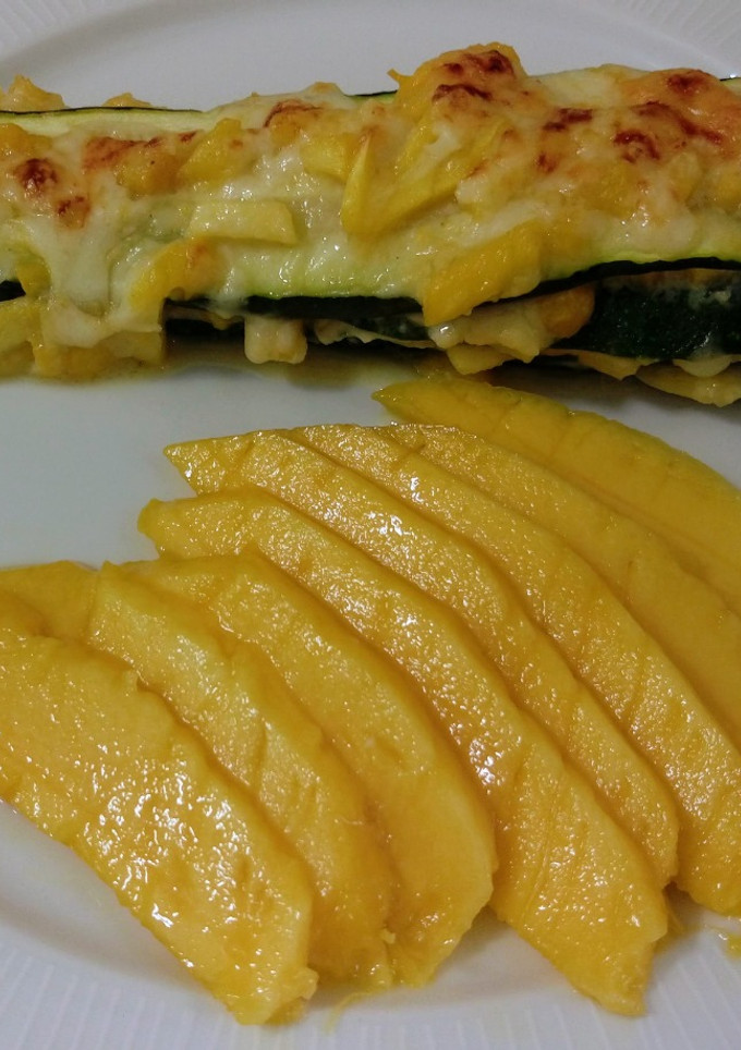 Una foto de Lasaña de calabacín con mango y melocotón