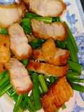ผัดดอกหอมกับ หมู กรอบ
